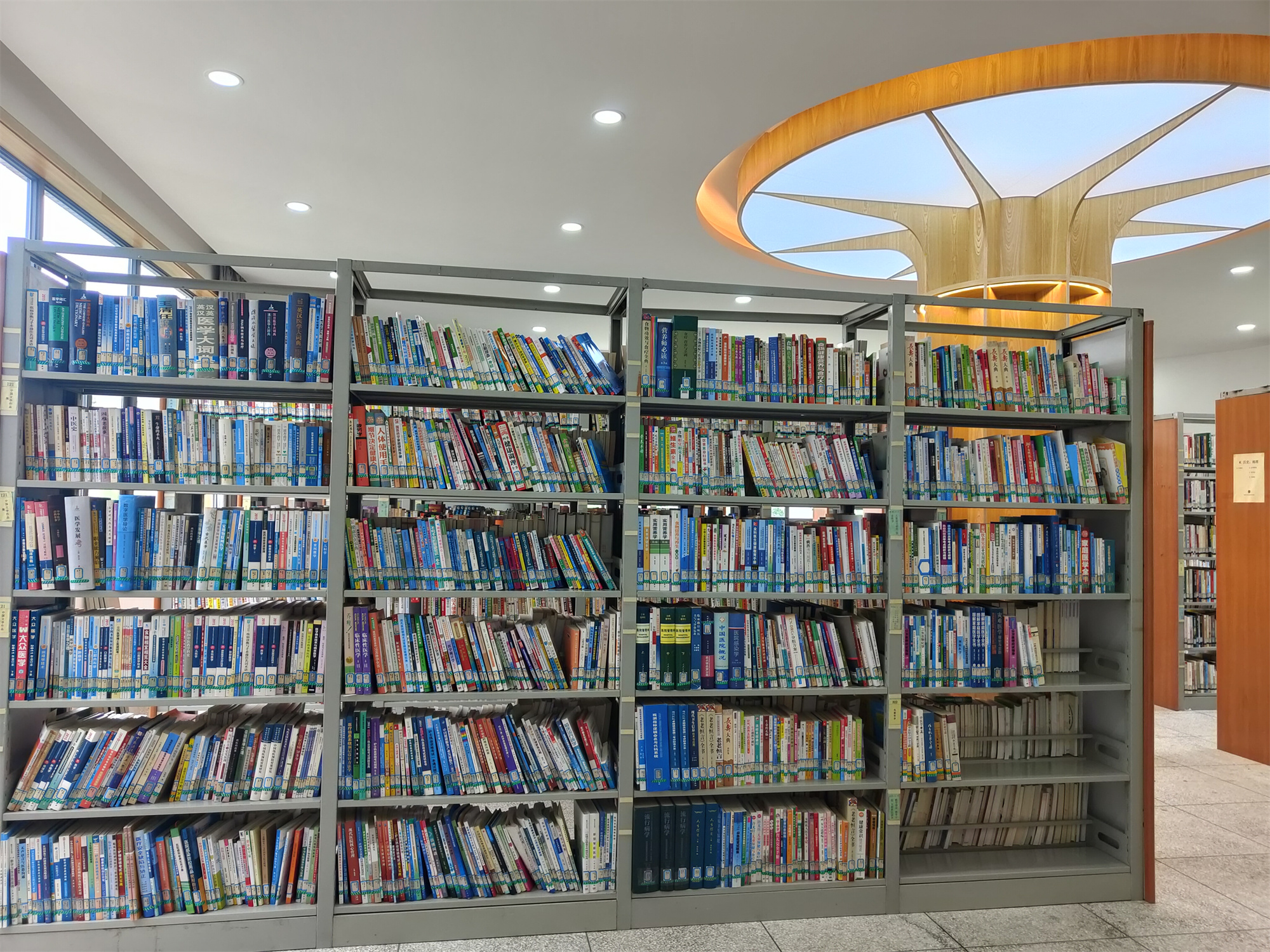 图书馆开放甲秀校区图书室